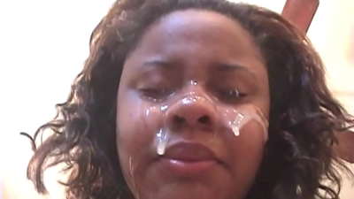 Tus ntxhais dub Brazilian tau txais lub ntsej muag ntawm nws lub ntsej muag tom qab kev sib deev qhov quav nrog lub dick loj